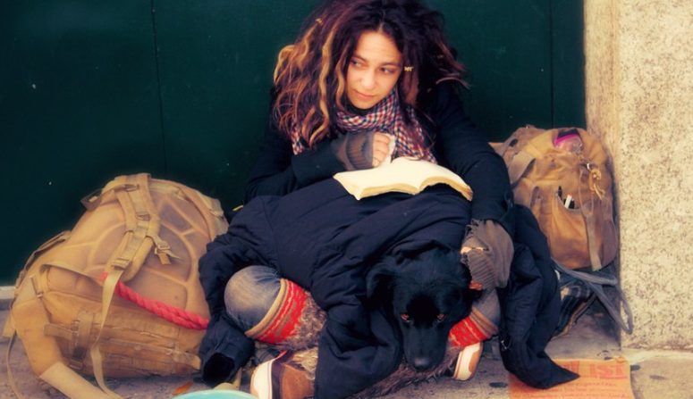 **התחתנתי עם אישה חסרת בית – בליל החתונה שלנו היא הסירה את השמלה שלה, ומה שראיתי על הגב שלה הותיר אותי ללא מילים**