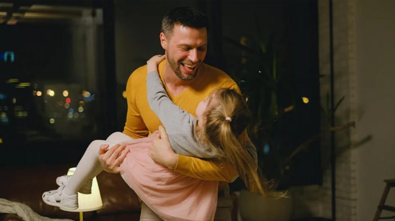 אחרי מותה של סבתי, בעלי לחץ עליי למכור את הבית שלה — כשגיליתי את הסיבה, הייתי זועמת וגרמתי לו להתחרט על כך