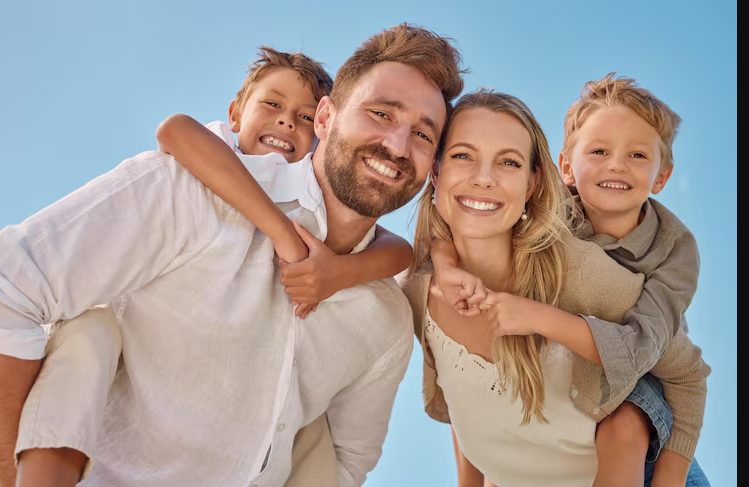 הבת שלי בת השמונה אמרה כל הזמן שהמיטה שלה מרגישה „צפופה מדי“. בשעה שתיים בלילה המצלמה סוף סוף הראתה לי למה.