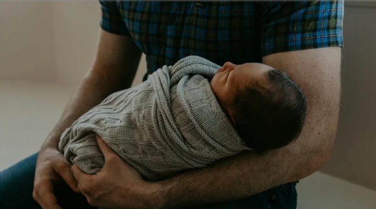 מצאתי תינוקת עטופה בג׳קט הג׳ינס של בתי הנעדרת על המרפסת שלי — הפתק המצמרר ששלפתי מהכיס גרם לידיים שלי להתחיל לרעוד.
