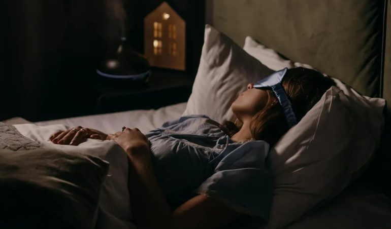 אבי תפר לי שמלת נשף משמלת הכלה של אמי המנוחה — המורה שלי לעגה לי, עד ששוטר נכנס פנימה