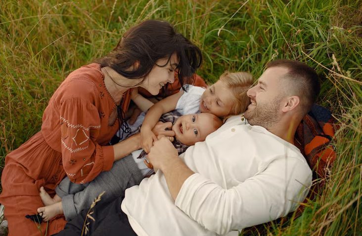 חמותי נתנה לבת שלי מתנה ליום הולדתה השמיני — ואז חטפה אותה בחזרה שניות אחר כך. כבר הייתי מוכנה להתפוצץ, כשבעלי פתאום פתח את הפה.