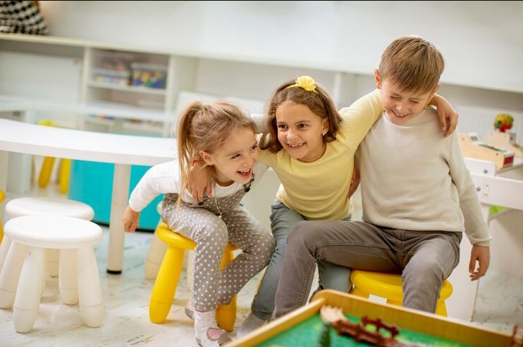 בני מת בתאונת דרכים בגיל תשע־עשרה — חמש שנים אחר כך, ילד קטן עם אותו כתם לידה מתחת לעין ימין נכנס לכיתה שלי.