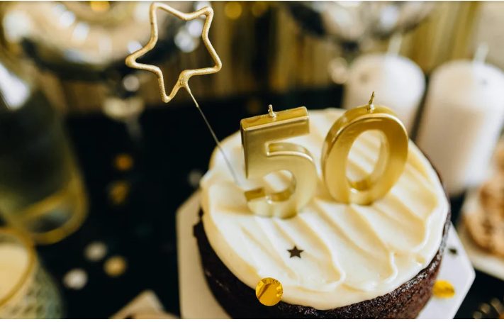 בעלי נתן לי כרטיס בנק עם 2,000 דולר אחרי 50 שנות נישואים — וכשסוף סוף השתמשתי בו לפני הניתוח, גיליתי שהוא הסתיר עבורי מתנה אחרונה.