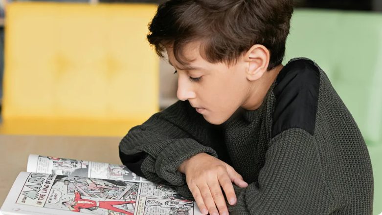 נער עני עזר לאישה עיוורת מבוגרת להגיע הביתה – למחרת בבוקר, רכבי SUV שחורים עצרו מול הקרוואן של משפחתו.