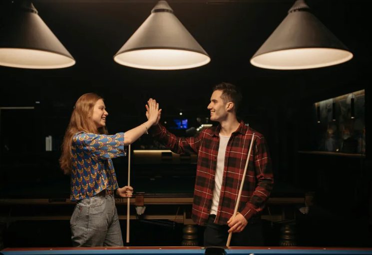 **תרגום לעברית:** האם אני אשמה שנהרסה החתונה של החברה שלי כי לבשתי שמלה «זהובה»?