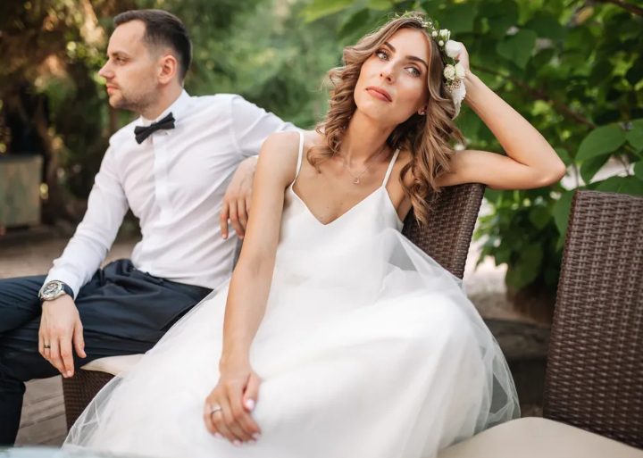 **תרגום לעברית:** האם אני אשמה שנהרסה החתונה של החברה שלי כי לבשתי שמלה «זהובה»?