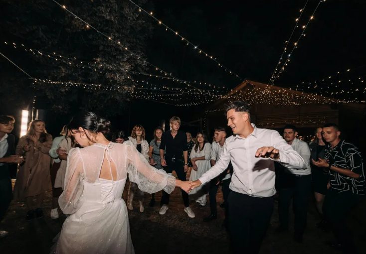 **תרגום לעברית:** האם אני אשמה שנהרסה החתונה של החברה שלי כי לבשתי שמלה «זהובה»?