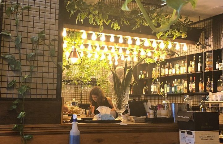 "20 שנה חשבתי שהבת שלי מתה בלידה — עד שראיתי אותה במקרה… והיא קראה לאישה אחרת 'אמא'"