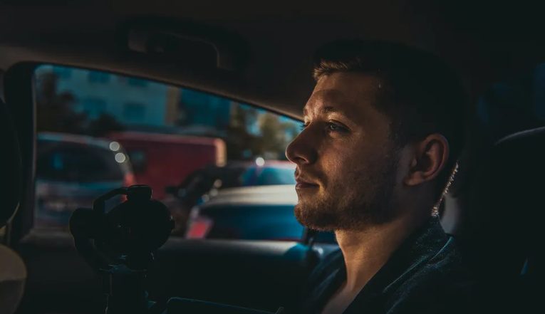 **הבחור העני בורח ביום חתונתו, 50 שנה מאוחר יותר הכלה מגלה שזה היה תוכנית אביה – סיפור היום**