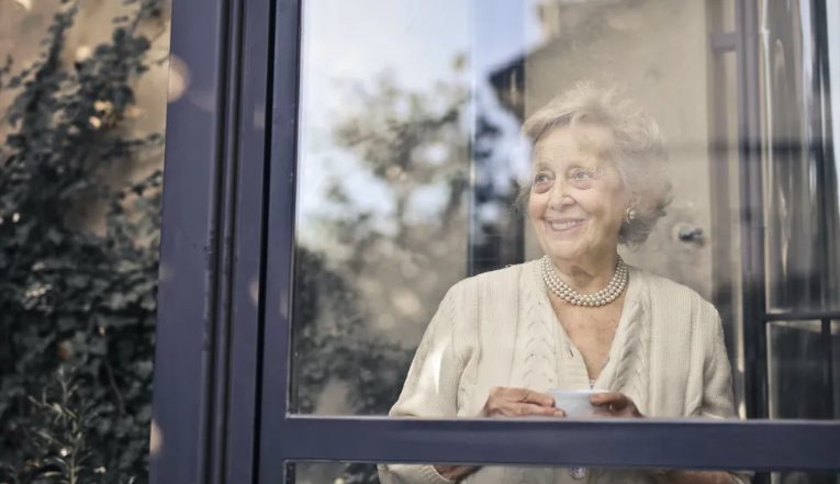 **הבחור העני בורח ביום חתונתו, 50 שנה מאוחר יותר הכלה מגלה שזה היה תוכנית אביה – סיפור היום**
