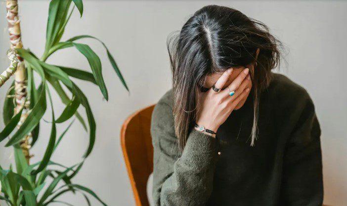 התחתנתי עם אלמנה זקנה כדי לקבל הון — אחרי ההלוויה שלה, עורך הדין מסר לי מכונת תפירה ישנה ומכתב