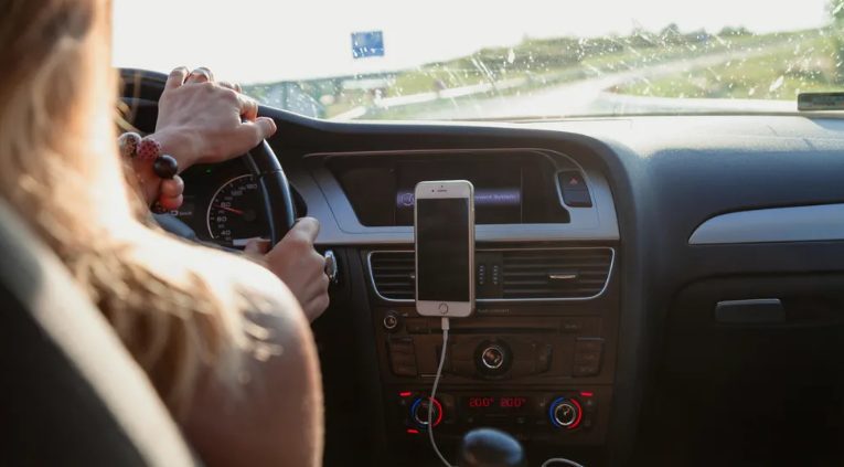 אף אחד לא עצר לאסוף את הקשיש הזה ליד הכביש המהיר — ואחרי שעה הבנתי למה – סיפור היום.