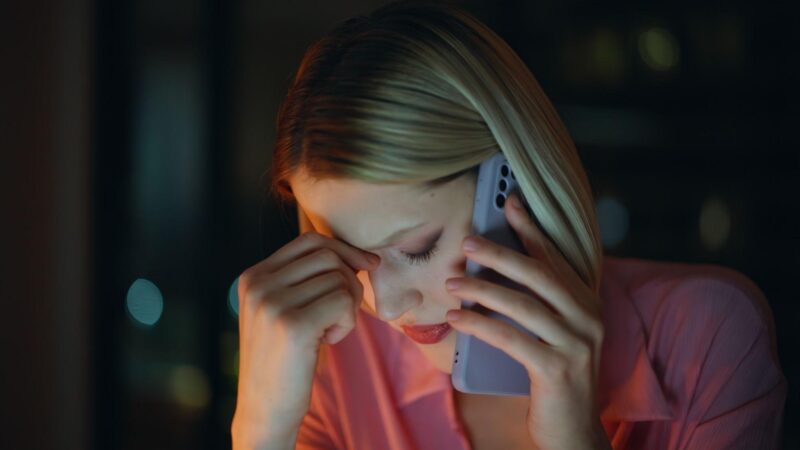 בת שלי הביאה הביתה את החברה שלה שהתיתמה והתחננה שארשה לה להישאר שבוע — מה שמצאתי בחדר שלהן בבוקר שלמחרת גרם לי להחוויר.