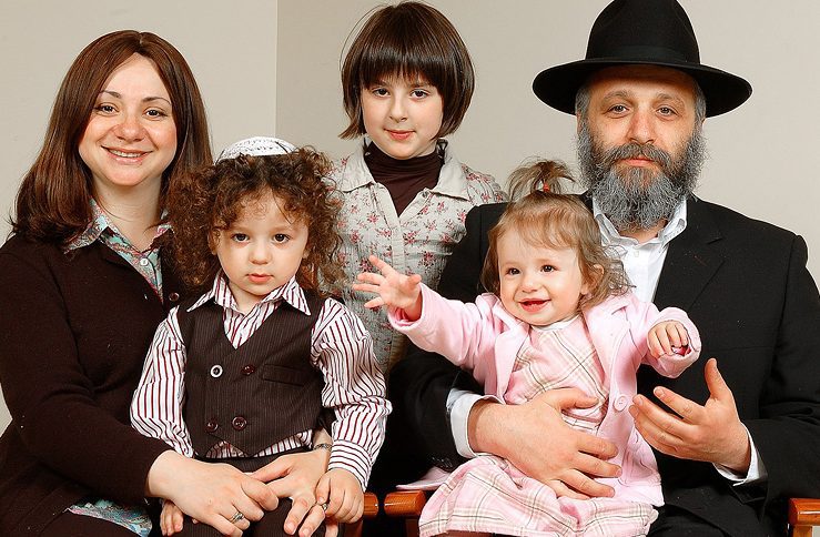 תמיד שמרתי מקום לשכן הבודד שלי בכנסייה – 20 שנה אחר כך הופיעה בתו עם חבילה שמוענת אליי