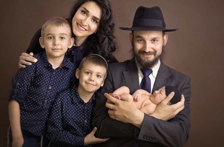 תמיד שמרתי מקום לשכן הבודד שלי בכנסייה – 20 שנה אחר כך הופיעה בתו עם חבילה שמוענת אליי