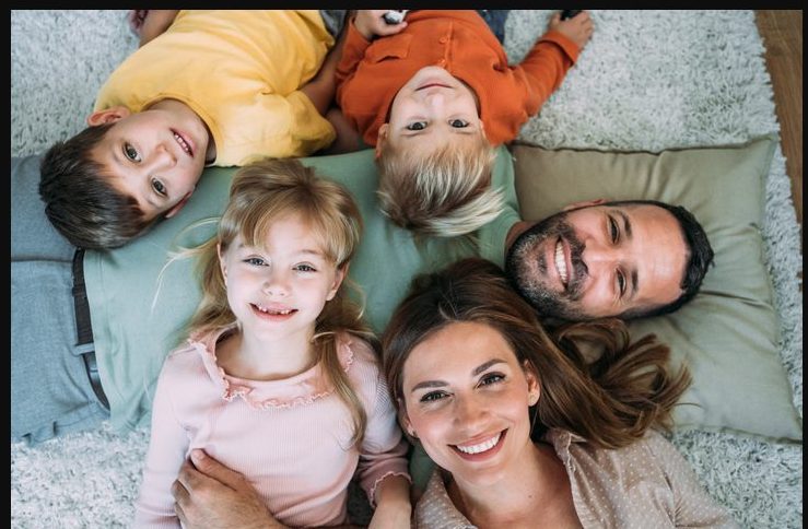 גיסתי הושיבה אותי על כיסא מתקפל ממתכת בארוחת משפחה ואמרה: "תשברי את הכיסא החדש שלי תחת המשקל שלך" – בעלי לימד אותה שיעור שהיא לעולם לא תשכח