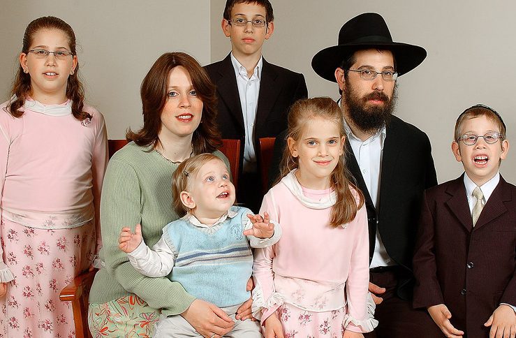 תמיד שמרתי מקום לשכן הבודד שלי בכנסייה – 20 שנה אחר כך הופיעה בתו עם חבילה שמוענת אליי