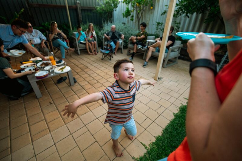 בן הארבע שלי הצביע על החברה הכי טובה שלי וצחק: "אבא שם" — צחקתי, עד שראיתי על מה הוא מצביע.