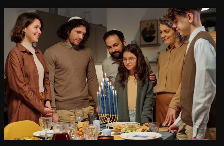 תמיד שמרתי מקום לשכן הבודד שלי בכנסייה – 20 שנה אחר כך הופיעה בתו עם חבילה שמוענת אליי