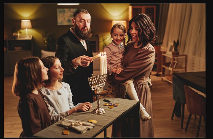 תמיד שמרתי מקום לשכן הבודד שלי בכנסייה – 20 שנה אחר כך הופיעה בתו עם חבילה שמוענת אליי