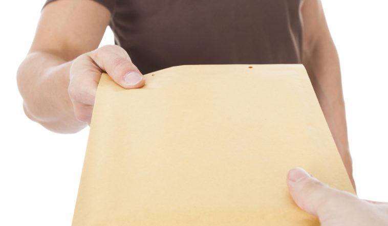 בעלי הגיש לי מסמכי גירושין בחתונה של הבת שלנו — למחרת בבוקר, אביו בן ה-78 התקשר אלי ב-7 בاضר והשאיר אותה ללא מילים