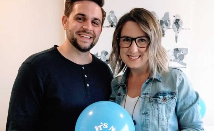 «עשר אצבעות בידיים, עשר אצבעות ברגליים?» הטכנאי שמר על שקט מוזר. «לא». אמא טרייה חוגגת את הלא-נודע המופלא של תינוק שנולד עם שונות בגפיים