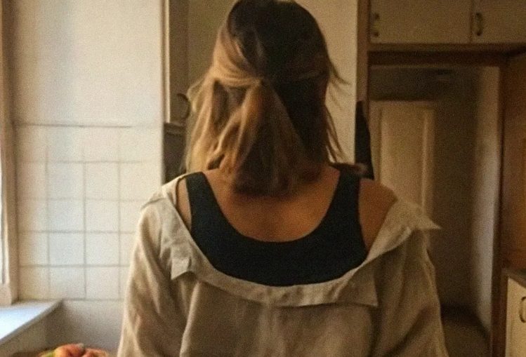 עברית: במשך שמונה שנים עמדתי לצידו — ואז הצעדים הראשונים שלו הוביל לפרידה מזעזעת.