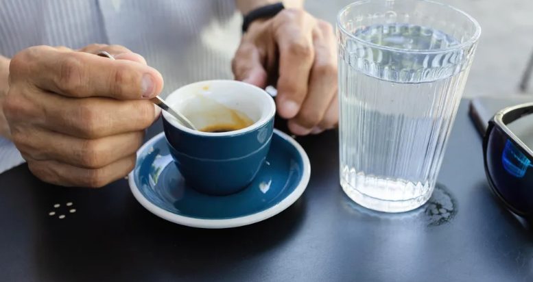עברית: האם כדאי לשתות מים לפני קפה הבוקר? מה אומרים המומחים?