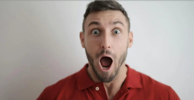 עברית: החתן שלי דחף את הפנים שלי לתוך עוגת החתונה "בצחוק" בזמן חיתוך העוגה – הייתי קרובה לבכות כשבחיים שלי אחי הימם את כולם.